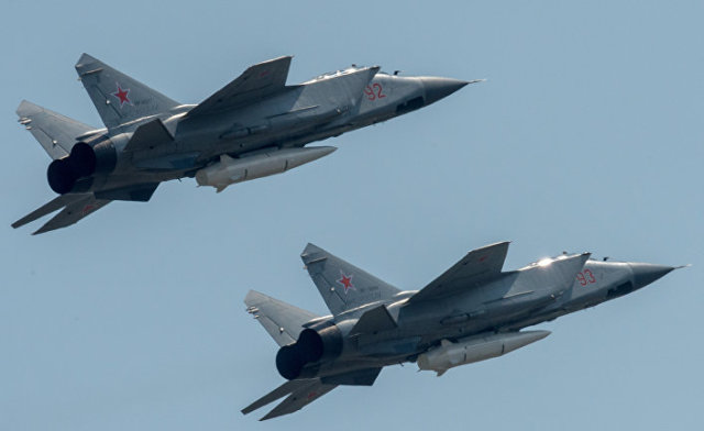 Истребители МиГ-31 с гиперзвуковыми ракетами "Кинжал"