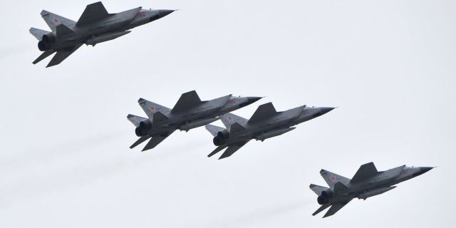 Истребители-перехватчики МиГ-31 с ракетами Кинжал
