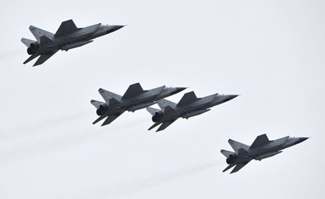 Истребители-перехватчики МиГ-31 с ракетами "Кинжал"