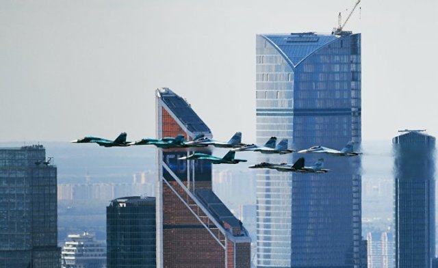 Истребители Су-35, Су-27 и Су-34 на репетиции воздушной части парада Победы в Москве