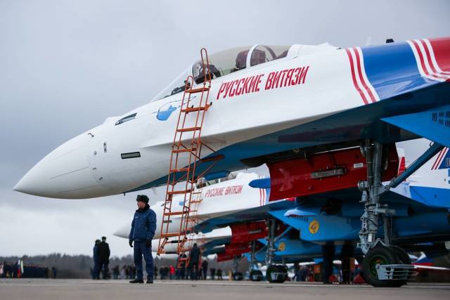 Истребители Су-35С пилотажной группы ВКС России "Русские витязи"