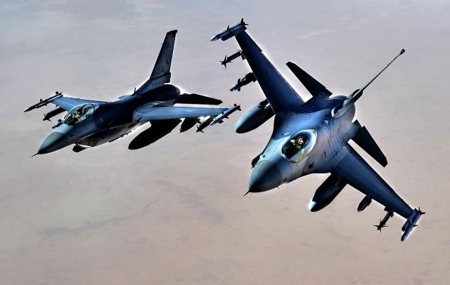 Истребители ВВС США F-16 над территорией Ирака