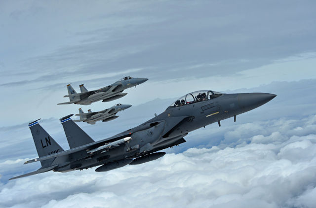 Истребители F-15C и F-15E ВВС США в небе