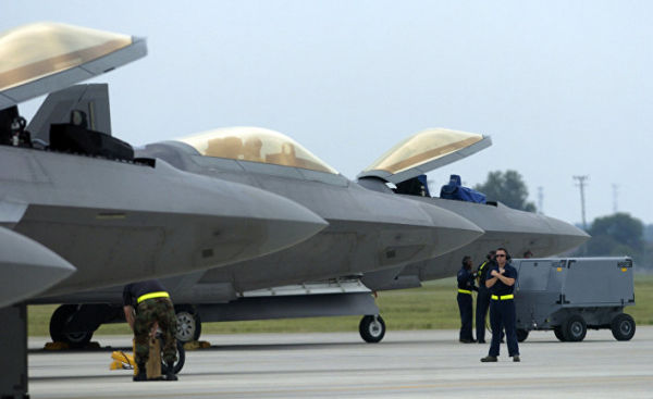 Истребители F-22 Raptor на военной базе в Хэмптоне