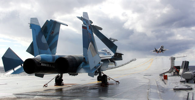 Истребители Су-33 и МиГ-29К