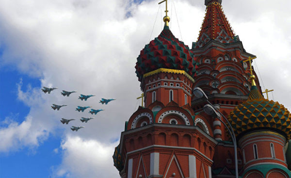 Истребители Су-35, Су-27 и Су-34 пролетают над Красной площадью во время репетиции воздушной части Парада Победы