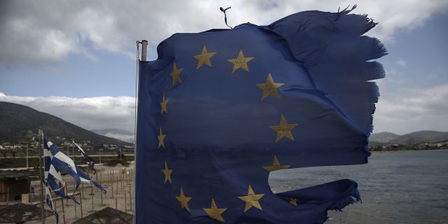 Истрепавшиеся флаги ЕС и Греции