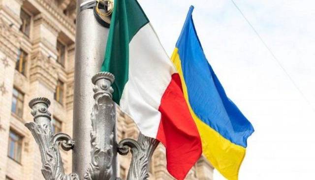 Флаги Италии и Украины