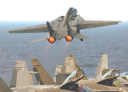 Из-за большой массы F-14A взлетал с палубы только с использованием форсажа. Фото Reuters