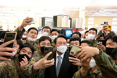 Избранный президент Юн Согёль с военнослужащими американской военной базы в Южной Корее. Фото Reuters