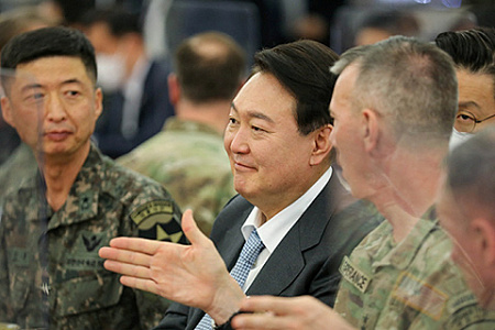 Избранный президент Юн Согёль (в центре) на встрече с американскими военнослужащими. Фото Reuters