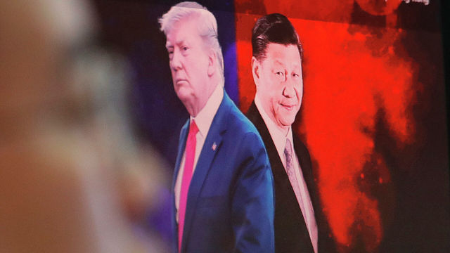 Изображение президента США Дональда Трампа и председателя КНР Си Цзиньпина на мониторе компьютера