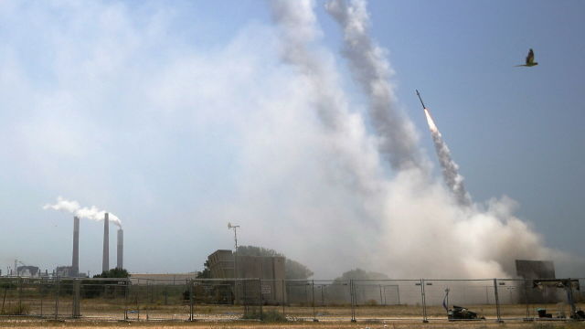 Израильская противоракетная система "Железный купол" ведет огонь для перехвата ракет, запущенных из сектора Газа, из Ашкелона на юге Израиля
