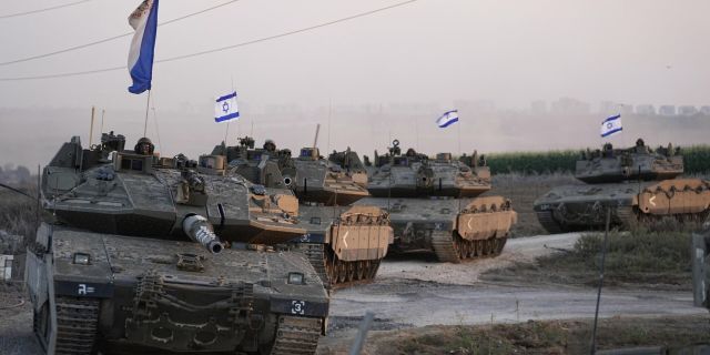 Израильские танки направляются к границе сектора Газа на юге Израиля в четверг, 12 октября 2023 года