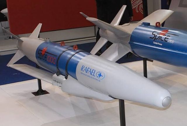 Израильские управляемые авиационные бомбы Rafael SPICE 1000 (слева, калибр 1000 фунтов) и SPICE 2000 (справа, калибр 2000 фунтов)