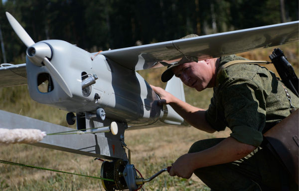 Военнослужащий во время установки аэродинамически забрасываемого передатчика помех РБ-341В "Леер-3"