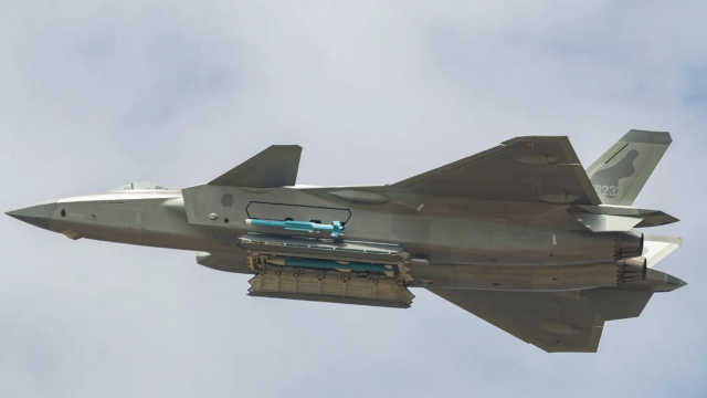 J-20 демонстрирует свои ракеты класса «воздух-воздух» во время авиашоу