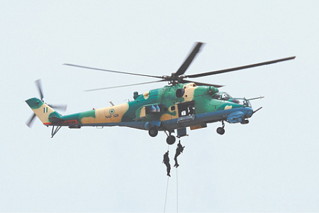 К борьбе с незаконными вооруженными формированиями ВВС Нигерии привлекают вертолеты семейства Ми-24. фото Кеннета Ивелумо