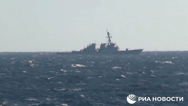 Кадр видео инцидента с американским эсминцем John McCain