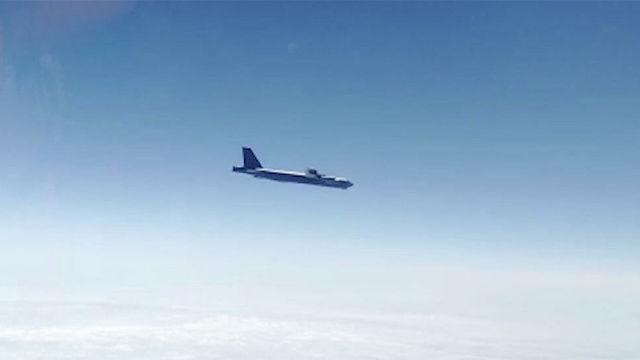Кадр видео перехвата истребителями ВВС России американского бомбардировщика В-52Н