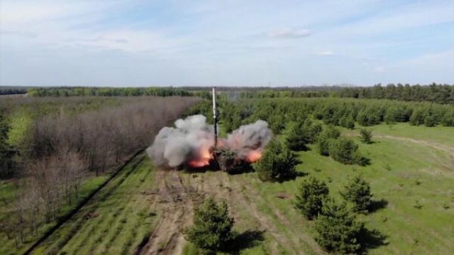Кадр видео запуска ракеты комплексом "Искандер-К" по военному объекту на Украине