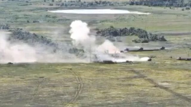 Кадры, на которых один танк останавливает атаку колонны бронетехники ВСУ