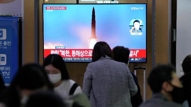 Кадры запуска ракеты КНДР во время трансляции новостного выпуска в Сеуле. Архивное фото