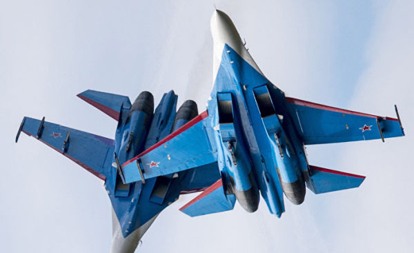 Многоцелевые истребители Су-27 пилотажной группы "Русские Витязи"