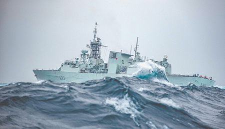 Канадский фрегат типа «Галифакс» на учениях. Фото со страницы Королевских ВМС Канады в социальной сети X (Twitter)