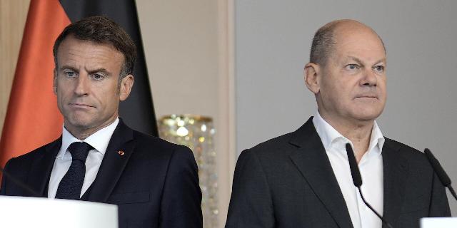 Канцлер Германии Олаф Шольц и президент Франции Эммануэль Макрон выступают на пресс-конференции после совместного заседания кабинета министров Германии и Франции в Гамбурге, 10 октября 2023 года.