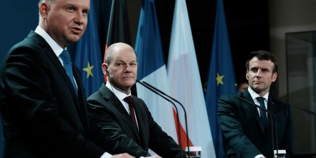 Канцлер Германии Олаф Шольц, президент Франции Эммануэль Макрон и президент Польши Анджей Дуда