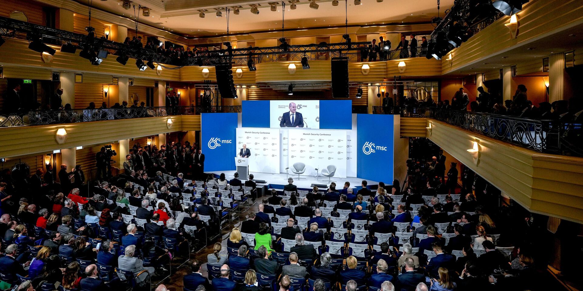 Канцлер Германии Олаф Шольц выступает на Мюнхенской конференции по безопасности 17 февраля 2024 года.