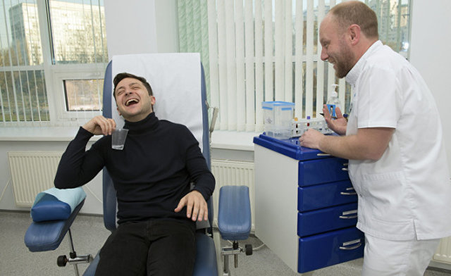 Кандидат в президенты Украины Владимир Зеленский в пунтке сдачи крови в клинике в Киеве