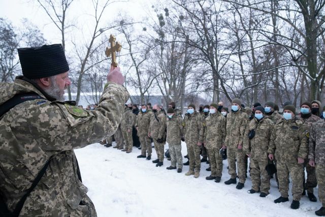 Капеллан ВСУ благословляет военнослужащих сил территориальной обороны Украины в Харькове