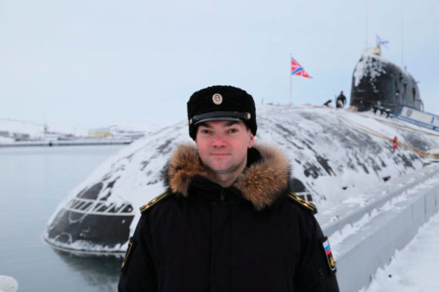 Капитан 1 ранга Дмитрий Маслов на фоне АПЛ "Гепард", 2020 год.