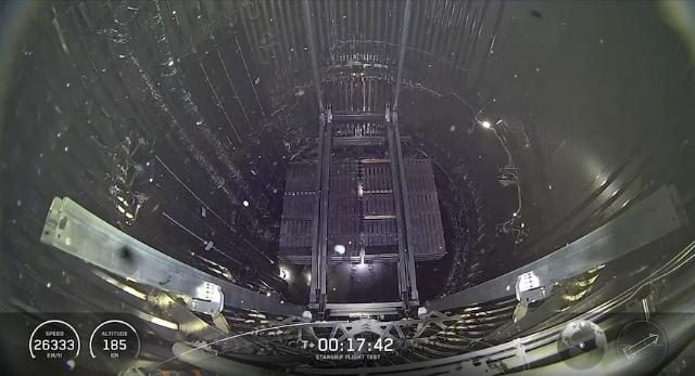 Капли жидкого метана в отсеке полезной нагрузки Starship во время девятого испытательного полета в мае. В норме топливо, конечно, не должно летать таким образом