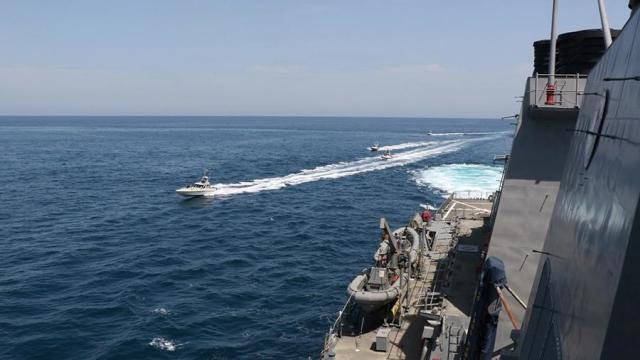 Катера КСИР маневрируют около борта корабля ВМС США в Персидском заливе