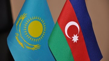 Флаги Казахстана и Азербайджана