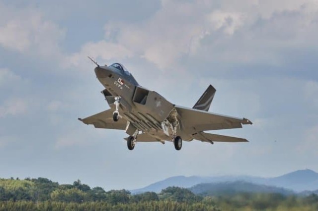 KF-21, разработанный Korea Aerospace Industries в рамках проекта стоимостью более шести миллиардов долларов, предназначен для замены стареющего парка истребителей F-4 и F-5