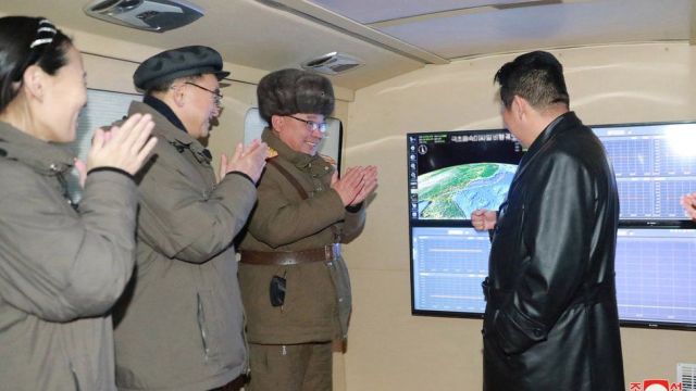 Ким Чен Ын на испытаниях ракеты