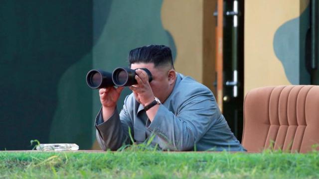 Ким Чен Ын наблюдает за запуском ракеты малой дальности