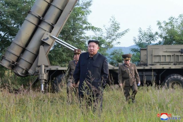 Ким Чен Ын на испытаниях новой ракетной системы