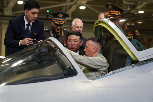 Ким Чен Ын осматривает многоцелевой истребитель Су-57 в цехе окончательной сборки самолетов Су-35 и Су-57 авиационного завода имени Ю. А. Гагарина в К