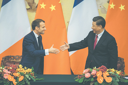 Китай демонстрирует миролюбие, но смотрит на Европу с позиции силы. Французский президент Эмманюэль Макрон и китайский председатель Си Цзинпин. Фото Reuters