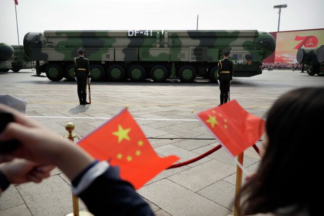Китайская твердотопливная межконтинентальная баллистическая ракета "Дунфэн-41" на параде в Пекине