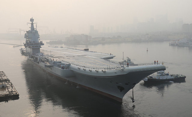 Китайский авианосец покидает порт в городе Далянь для морских испытаний