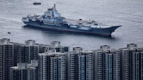 Китайский авианесущий крейсер "Ляонин" в Гонконге, июль 2017 года