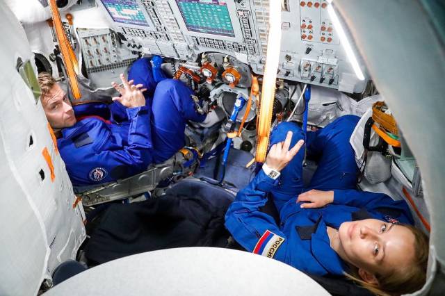 Клим Шипенко и Юлия Пересильд во время тренировки на тренажере корабля "Союз" в Центре подготовки космонавтов им. Ю.А. Гагарина, 5 октября 2021 года