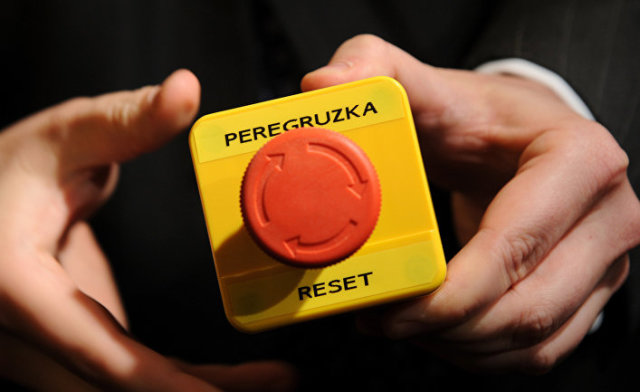 «Кнопка перезагрузки», подаренная Хиллари Клинтон Сергею Лаврову во время встречи в Женеве в 2007 году