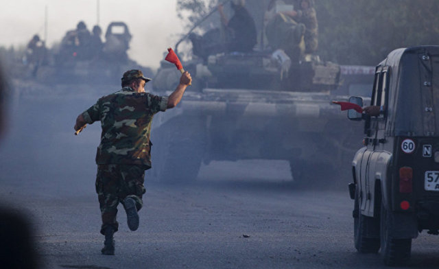 Колонна азербайджанской военной техники движется в направлении деревни Агдам